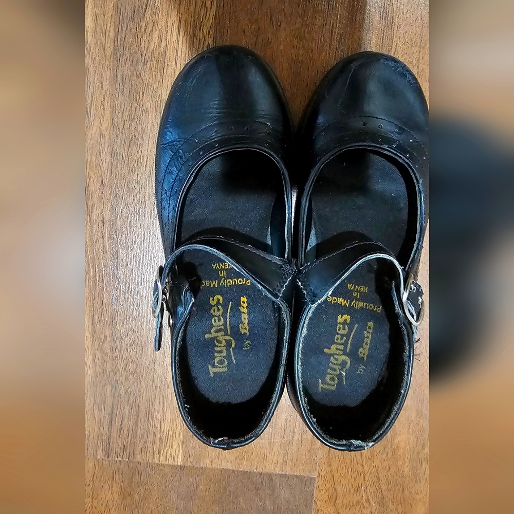 EUC Girls leather toughees school shoes size 2